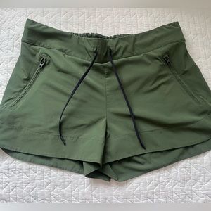 Athleta army green workout shorts sz14